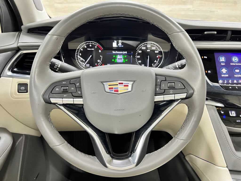 Used 2025 Cadillac XT6 Premium Luxury FWD image 2