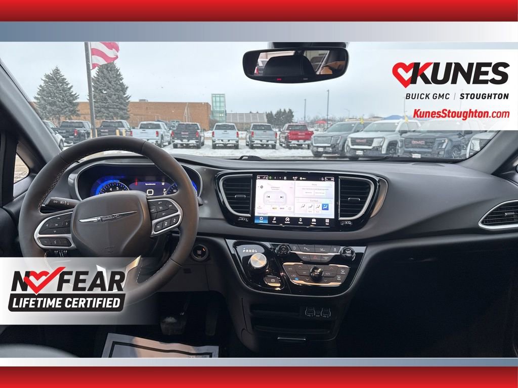 Used 2025 Chrysler Pacifica Select image 37