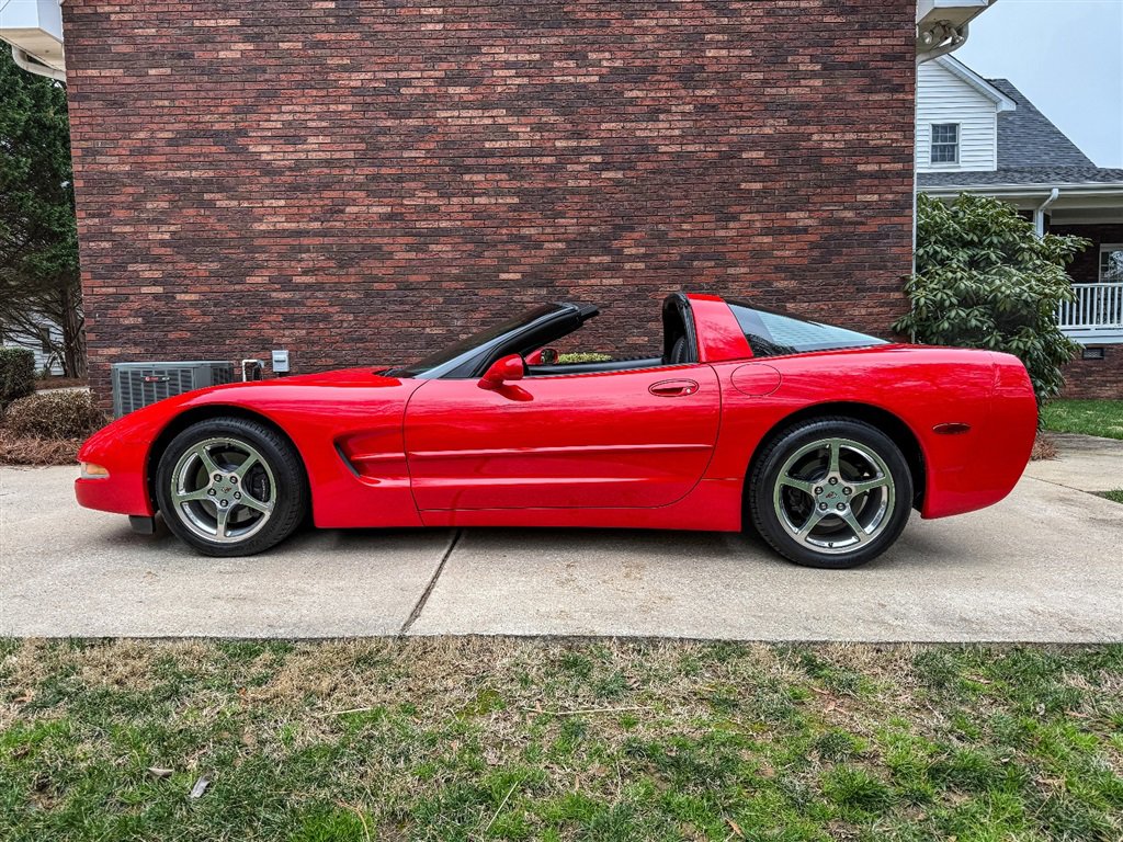 Used 2004 Chevrolet Corvette Coupe w/ Roof Package image 24