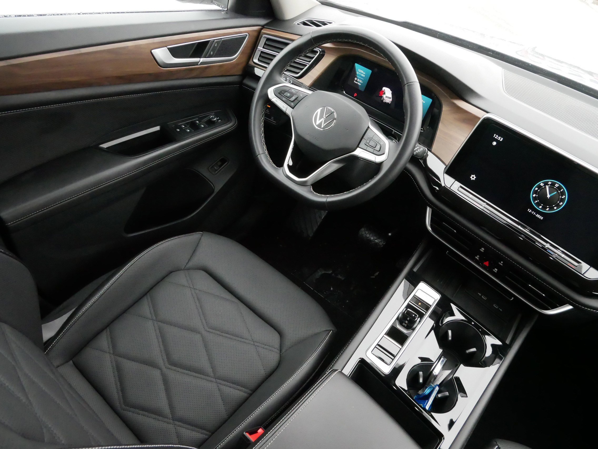 Certified 2025 Volkswagen Atlas SE image 9