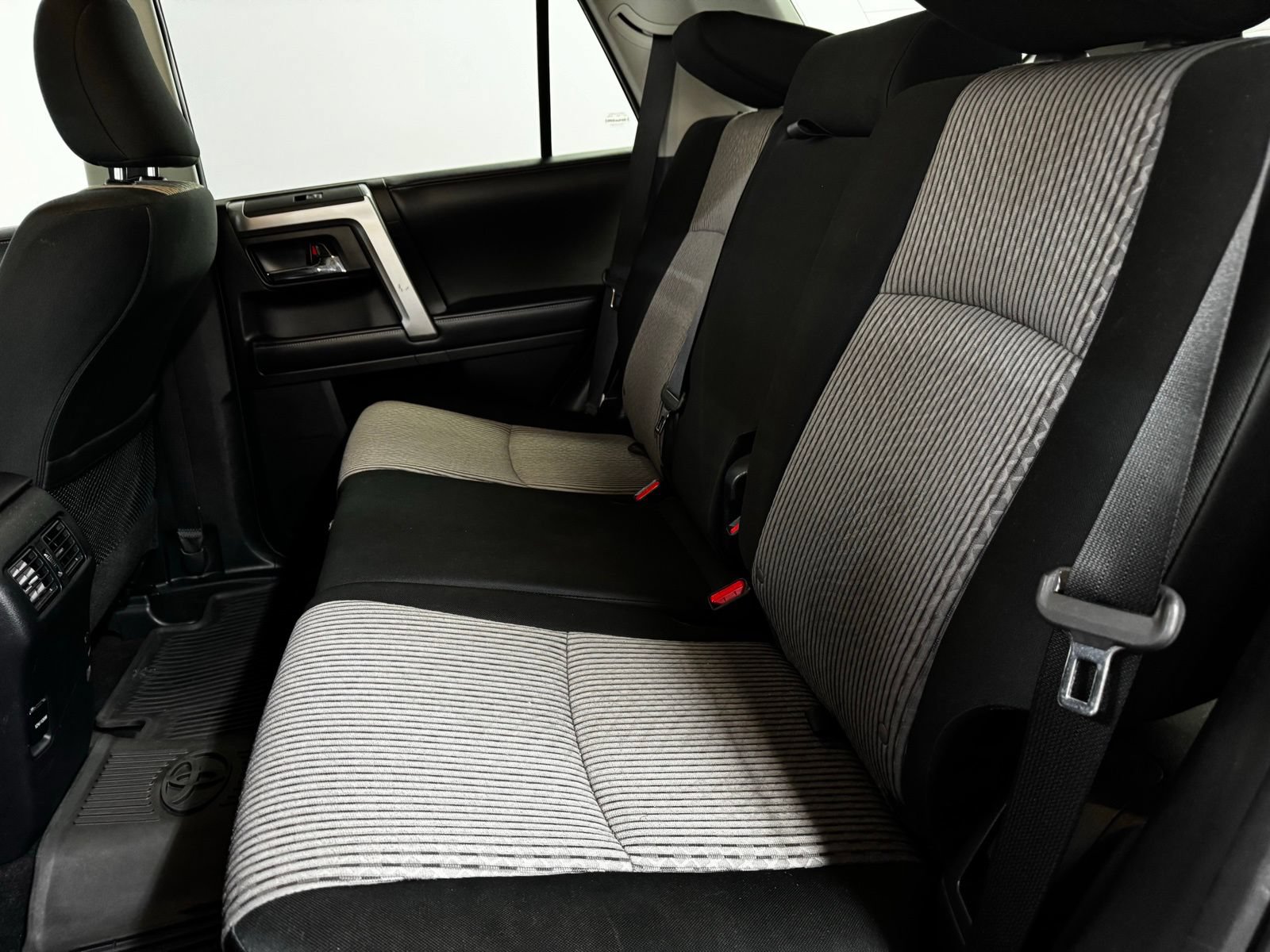 Used 2018 Toyota 4Runner SR5 AWD/4WD image 12