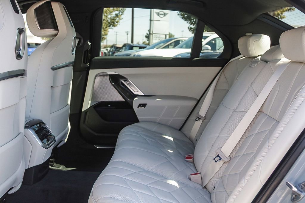 Used 2025 BMW 760i xDrive image 18