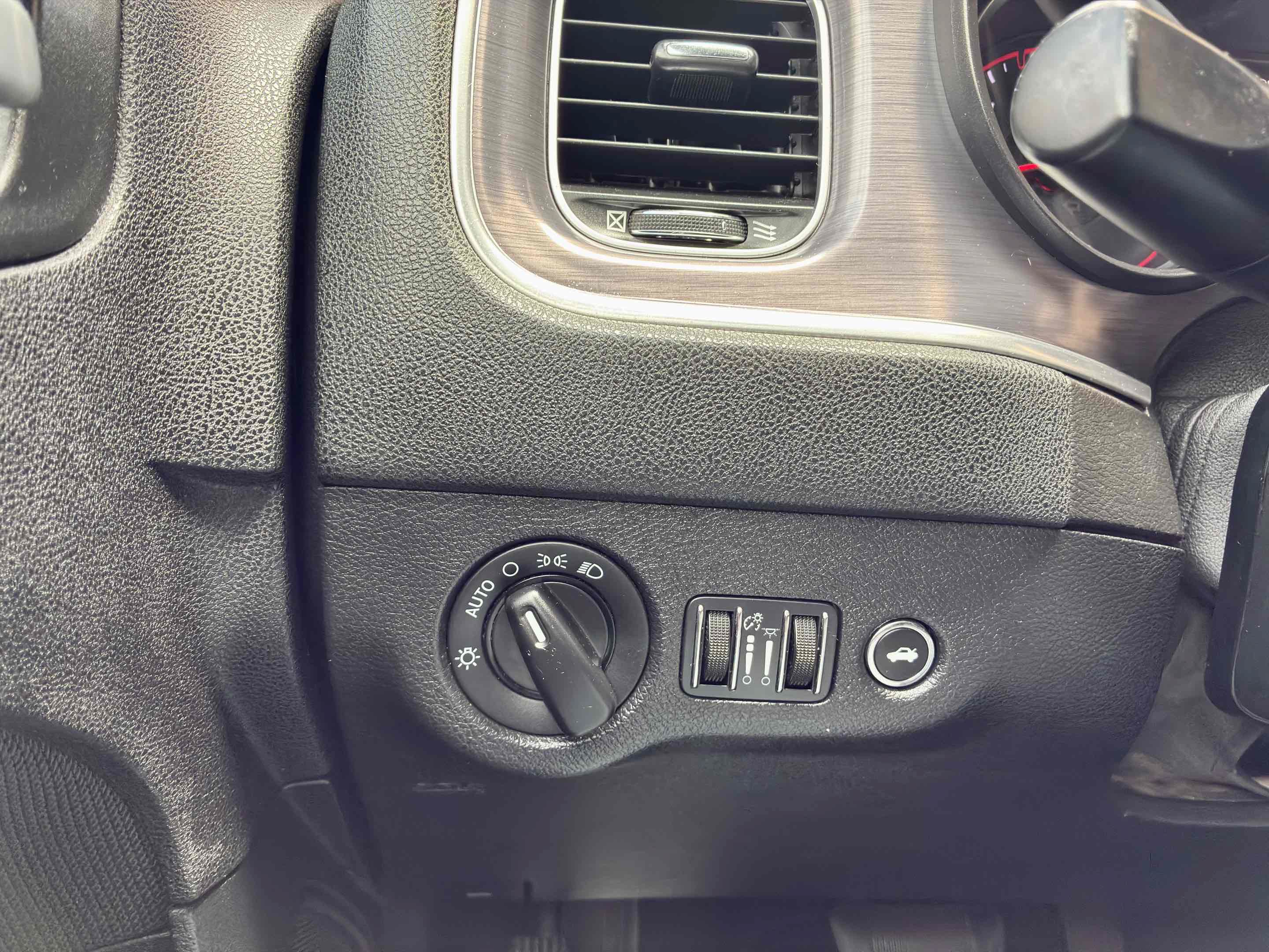 Used 2015 Dodge Charger SE RWD image 33