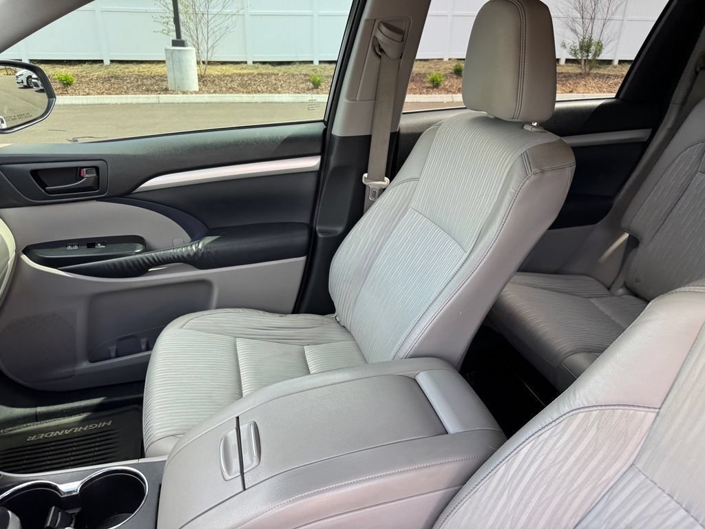 Used 2014 Toyota Highlander Plus w/ Preferred Accessory Package AWD/4WD image 7