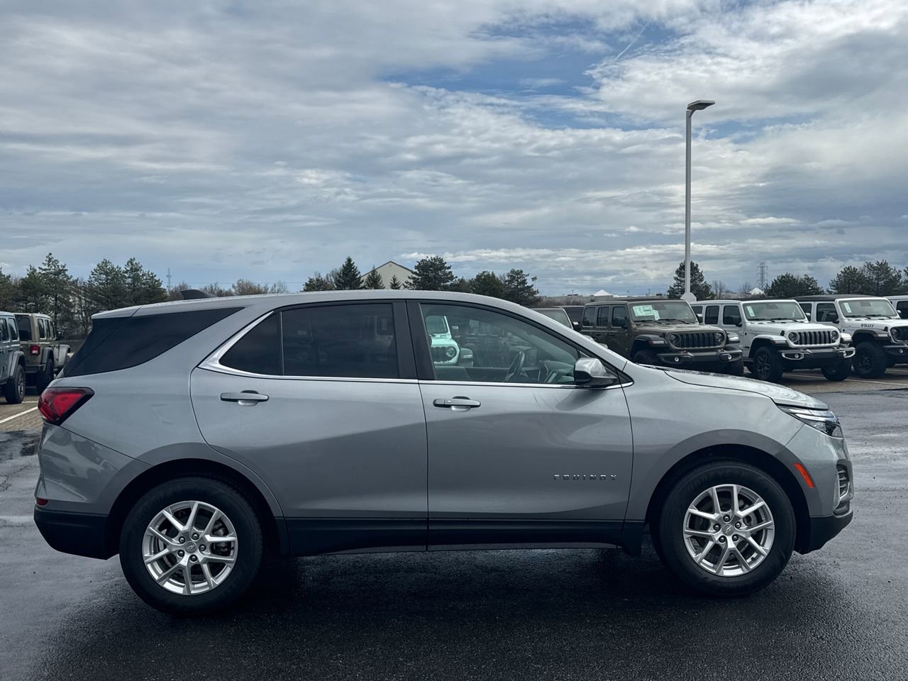 Used 2024 Chevrolet Equinox LT image 2