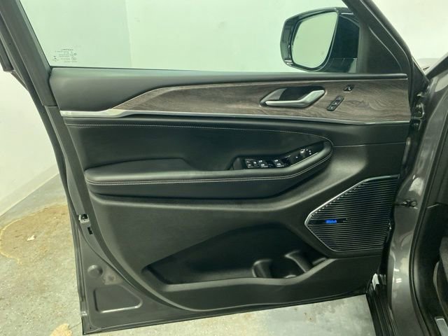 Used 2022 Jeep Grand Cherokee Overland w/ Luxury Tech Group IV image 24