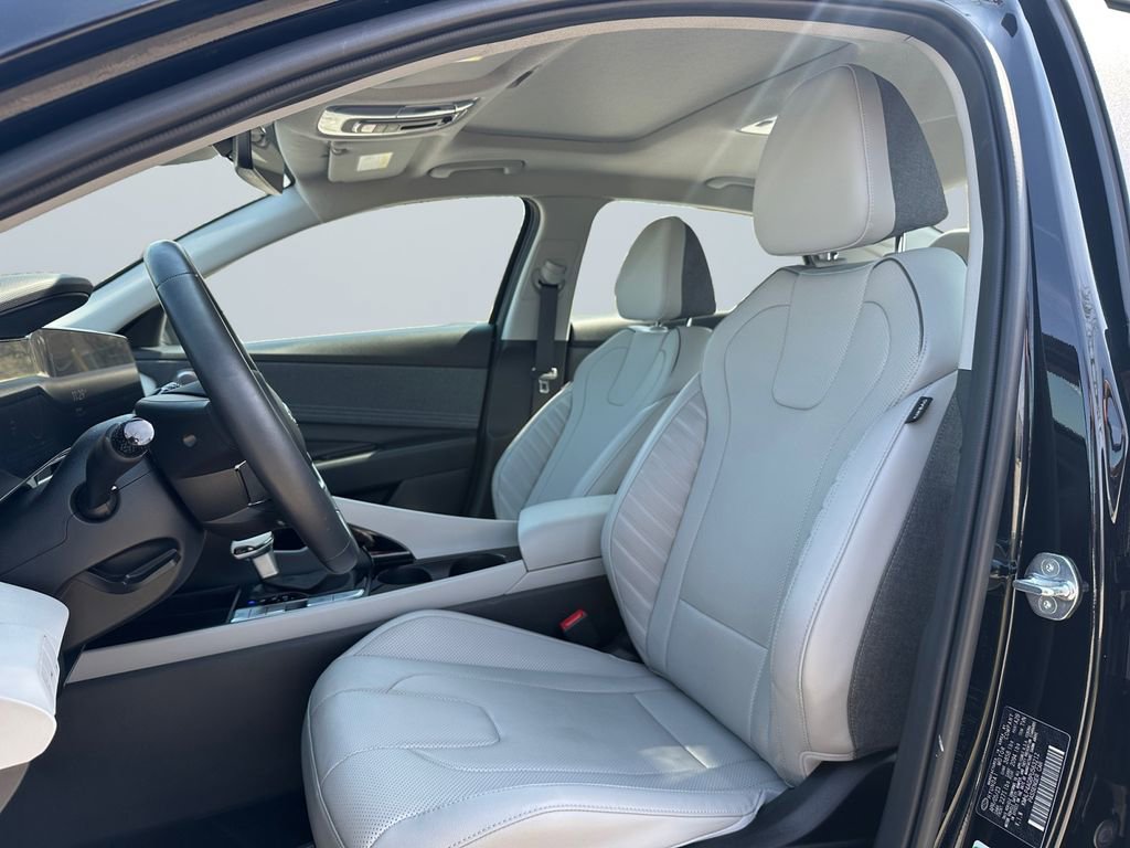 Used 2023 Hyundai Elantra Limited image 9