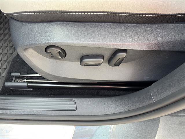 Certified 2025 Volkswagen Taos SE FWD image 14