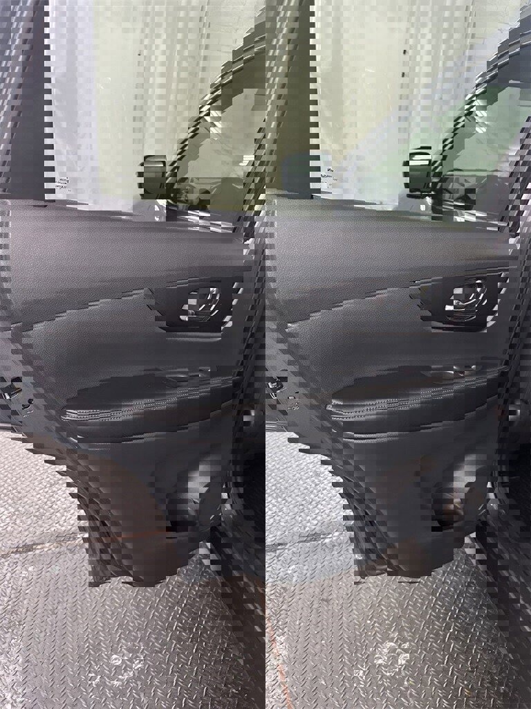 Used 2018 Nissan Rogue SV w/ Sun & Sound Touring Package image 25