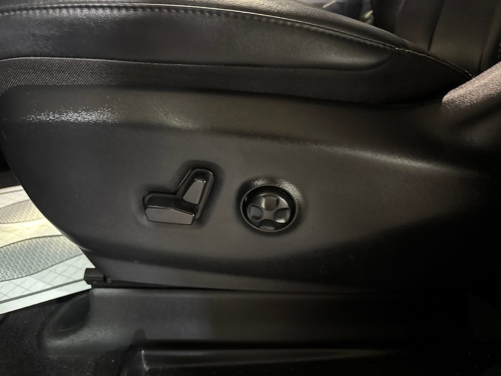 Used 2025 Chrysler Pacifica Select image 13