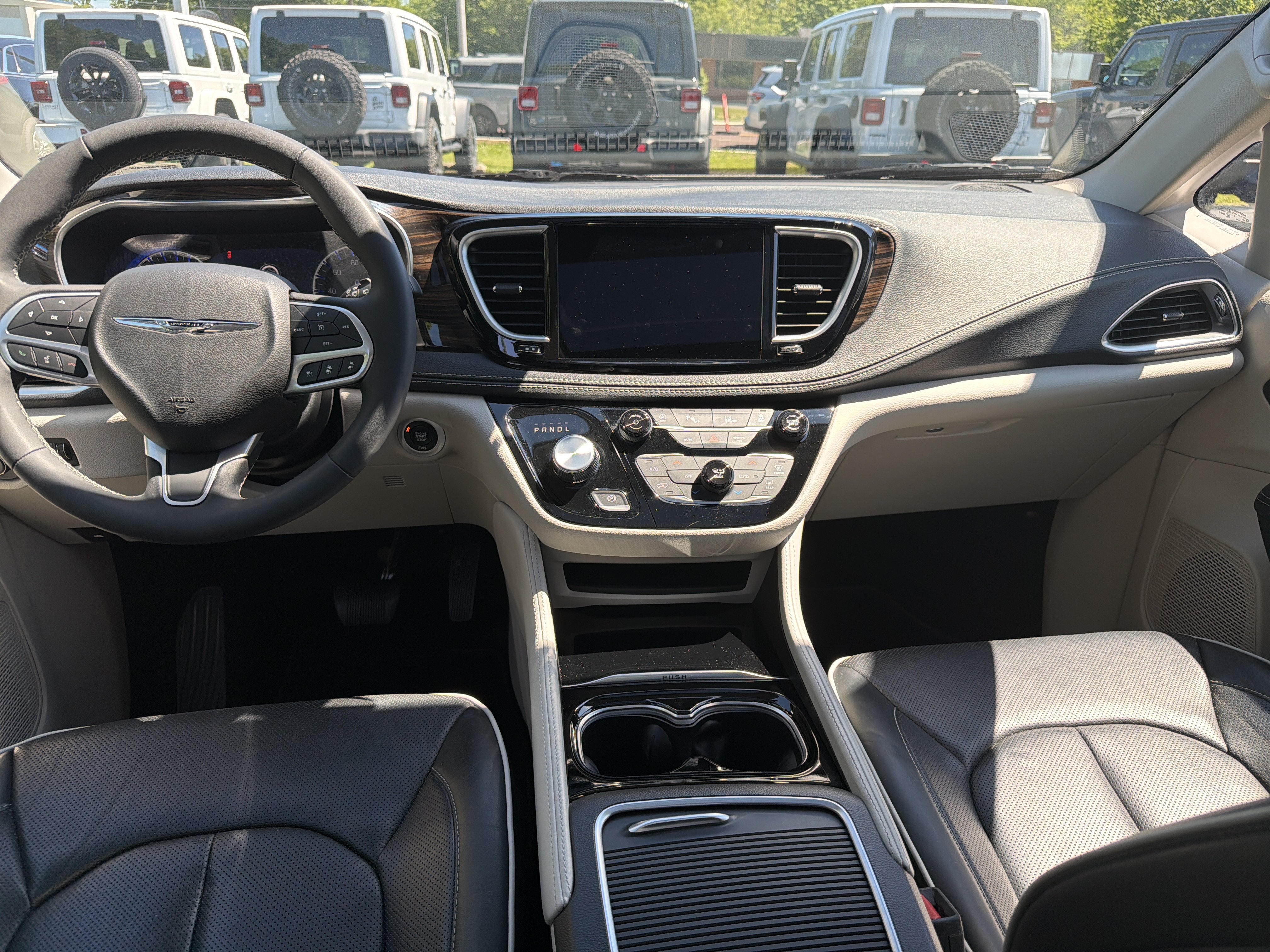 Used 2023 Chrysler Pacifica Limited FWD image 14