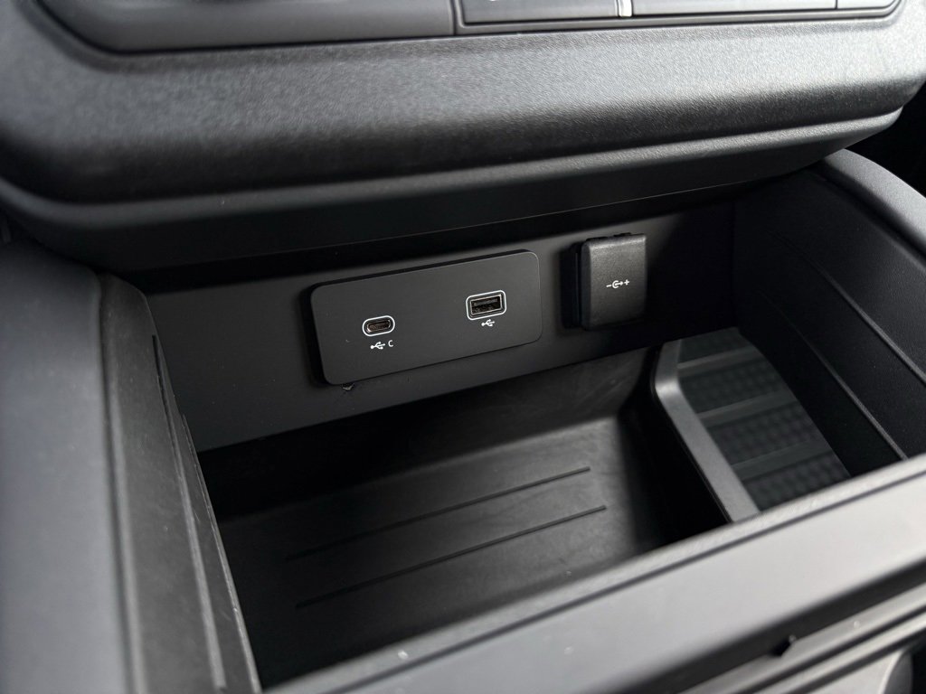 Used 2024 Land Rover Defender 130 X-Dynamic SE image 19