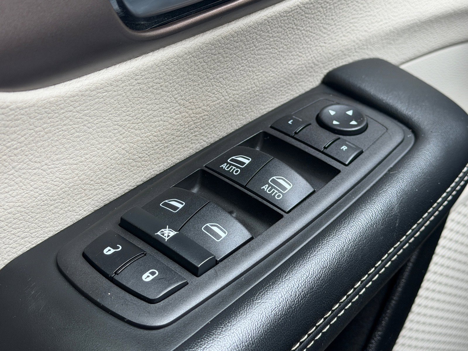 Used 2023 Chrysler Voyager LX FWD image 29