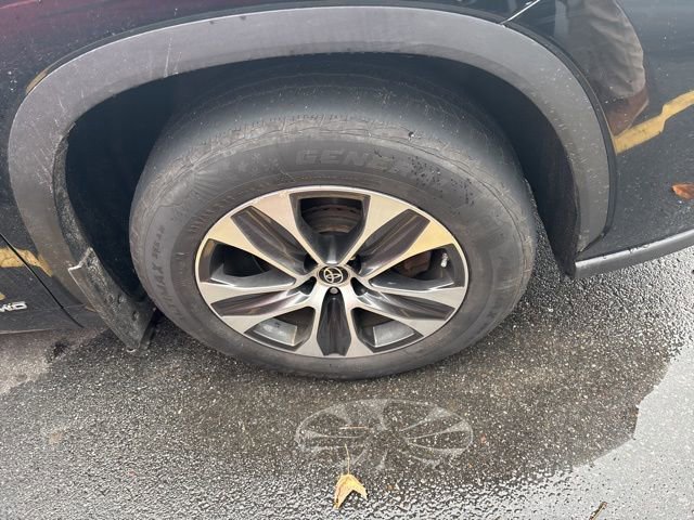 Used 2021 Toyota Highlander XLE image 9