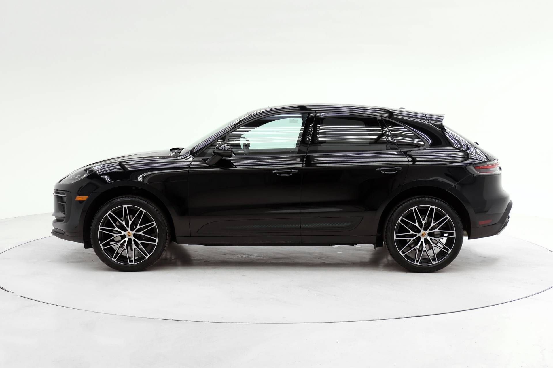 Used 2025 Porsche Macan AWD/4WD image 2