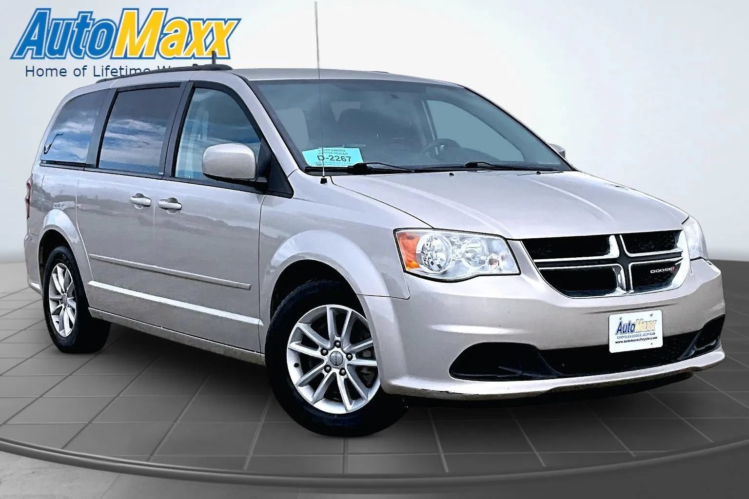 Used 2014 Dodge Grand Caravan SXT w/ Rear Park Assist Package FWD image 3