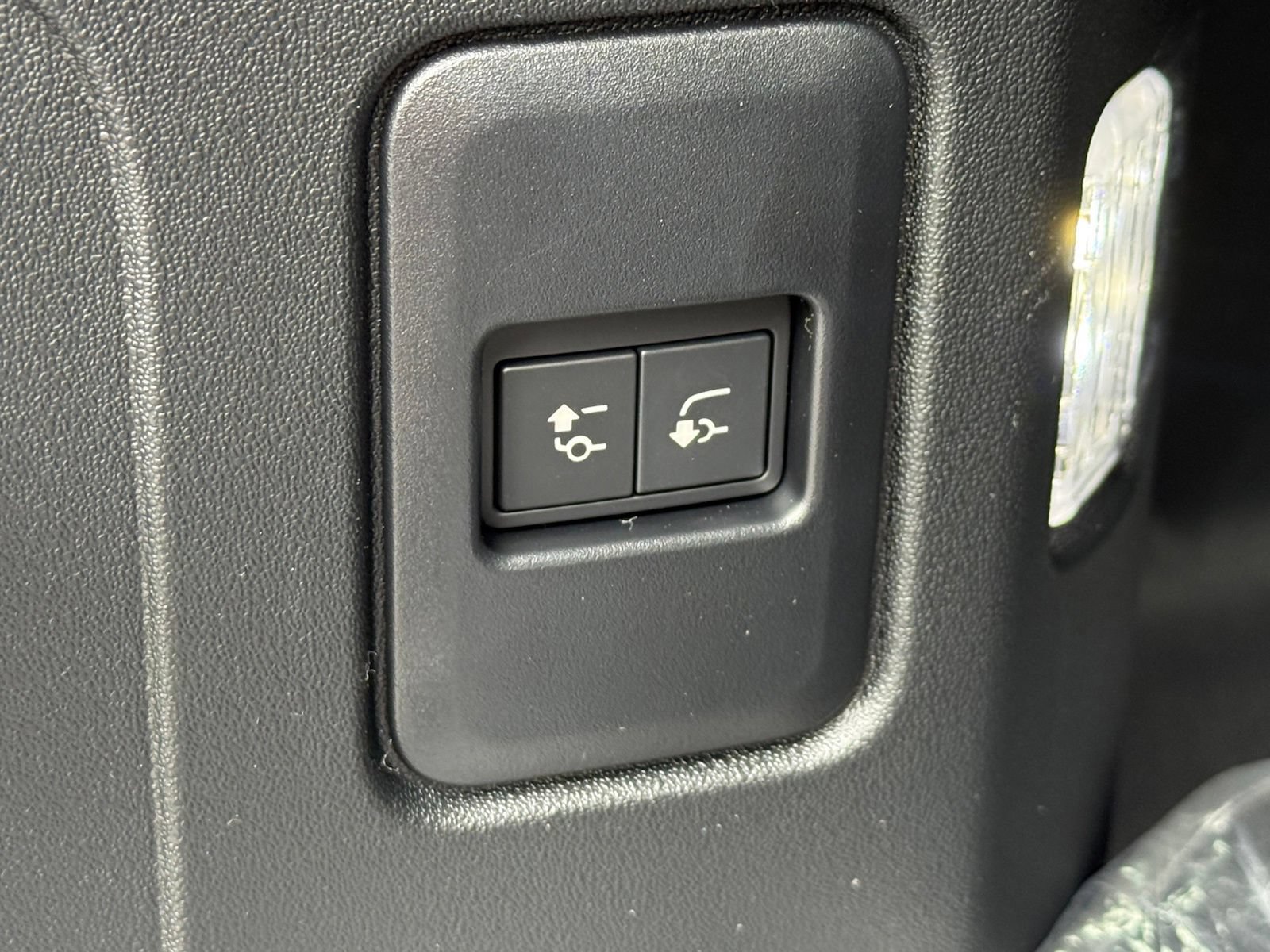 New 2026 Land Rover Defender 110 X-Dynamic SE AWD/4WD image 47