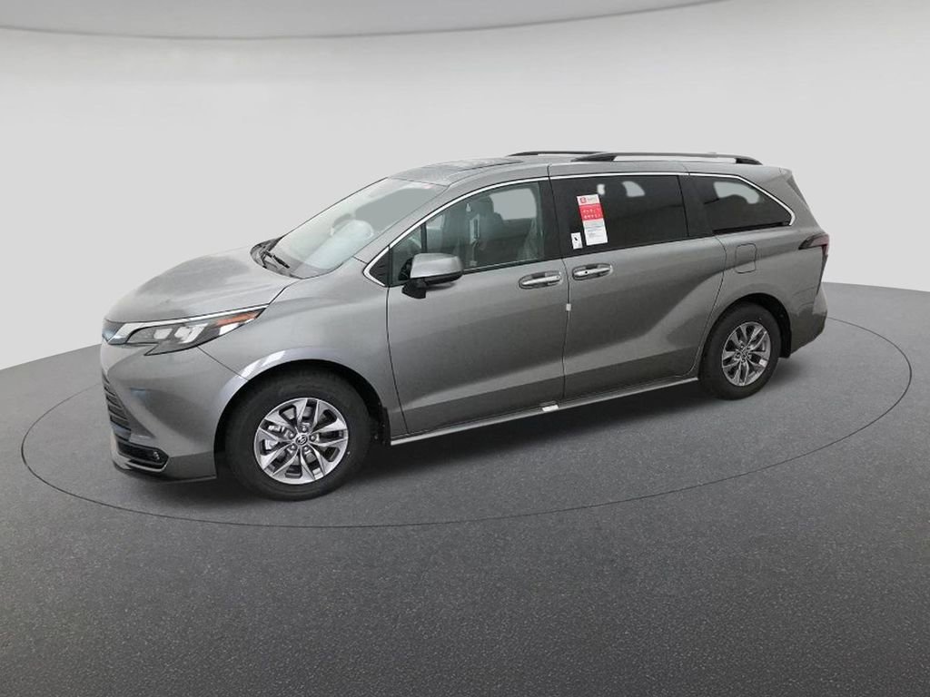 New 2026 Toyota Sienna XLE image 2