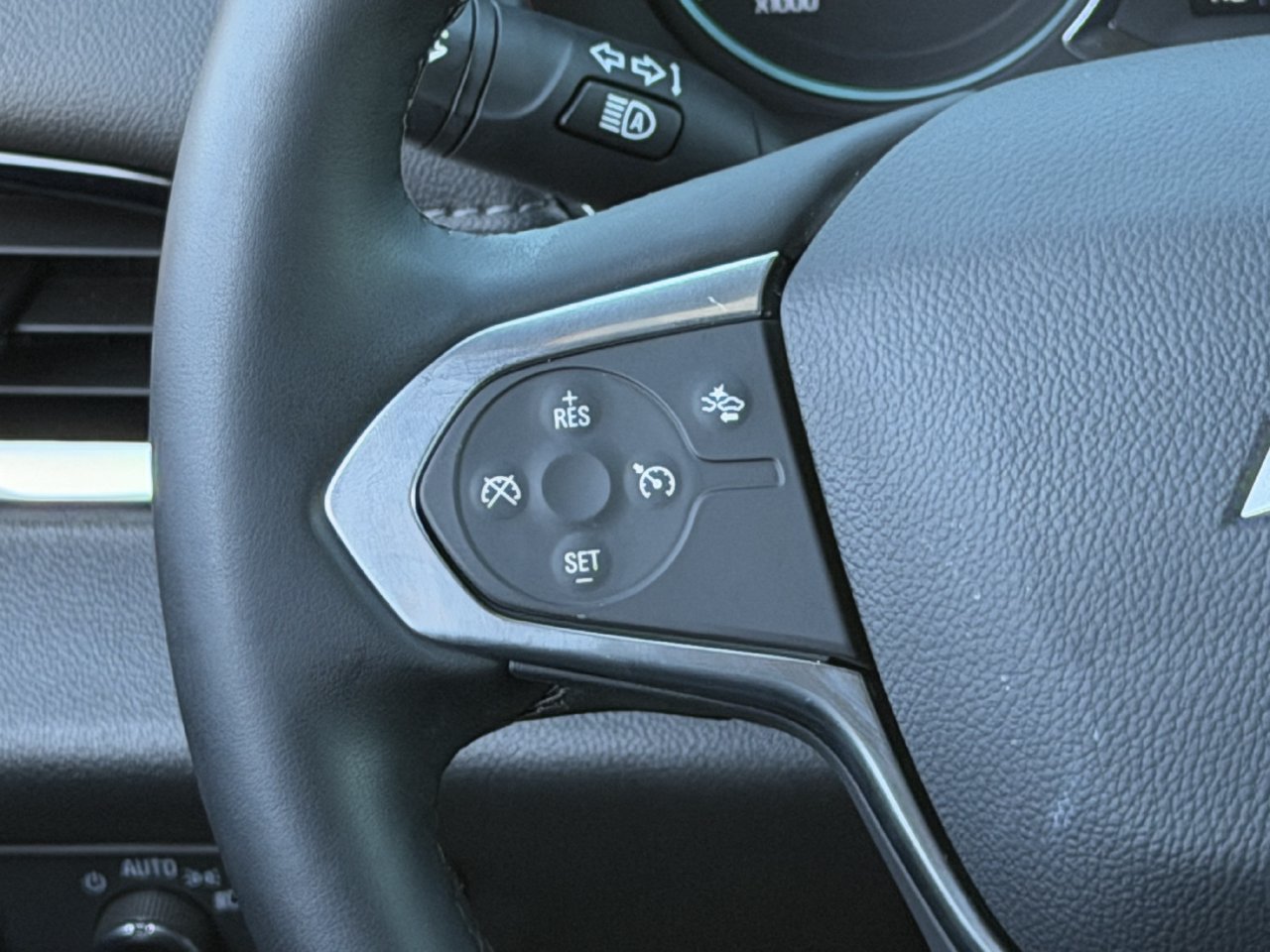 Used 2023 Chevrolet Traverse LT FWD image 14