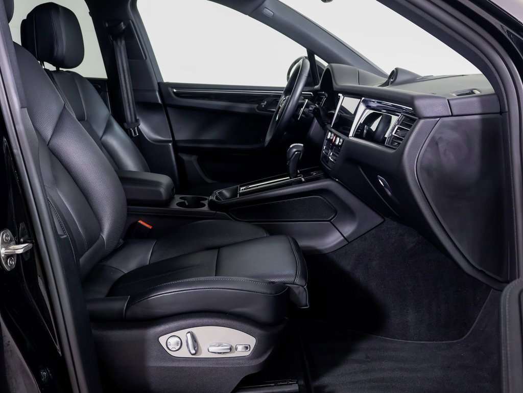 Used 2025 Porsche Macan image 8