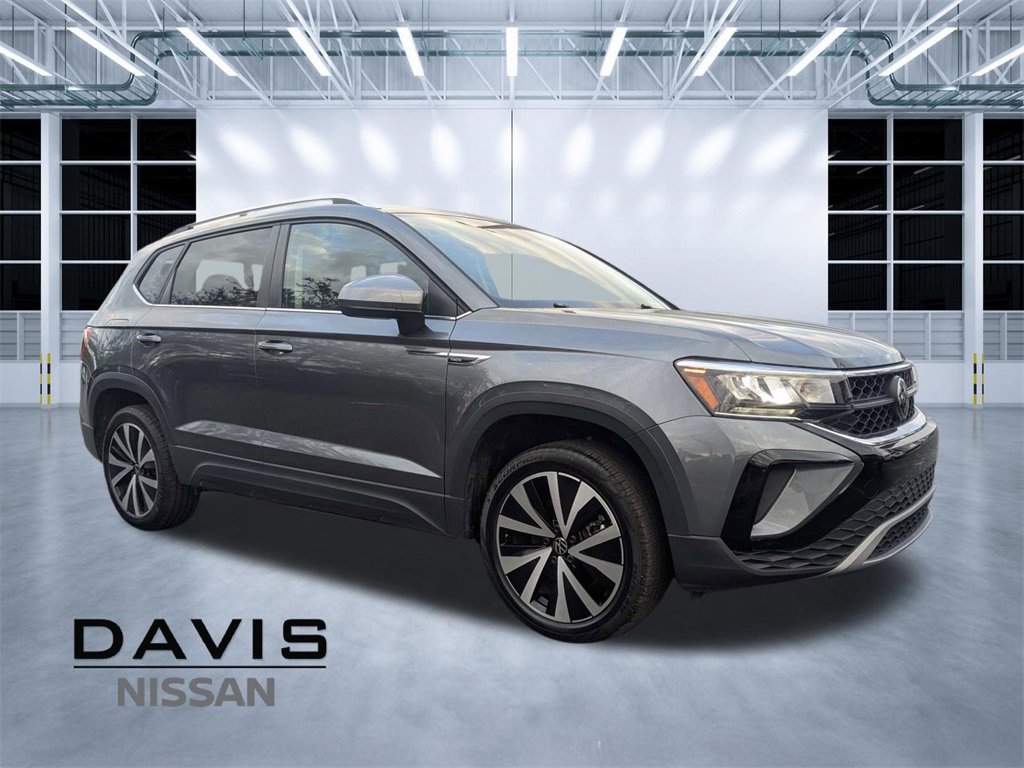 Used 2024 Volkswagen Taos SE image 1