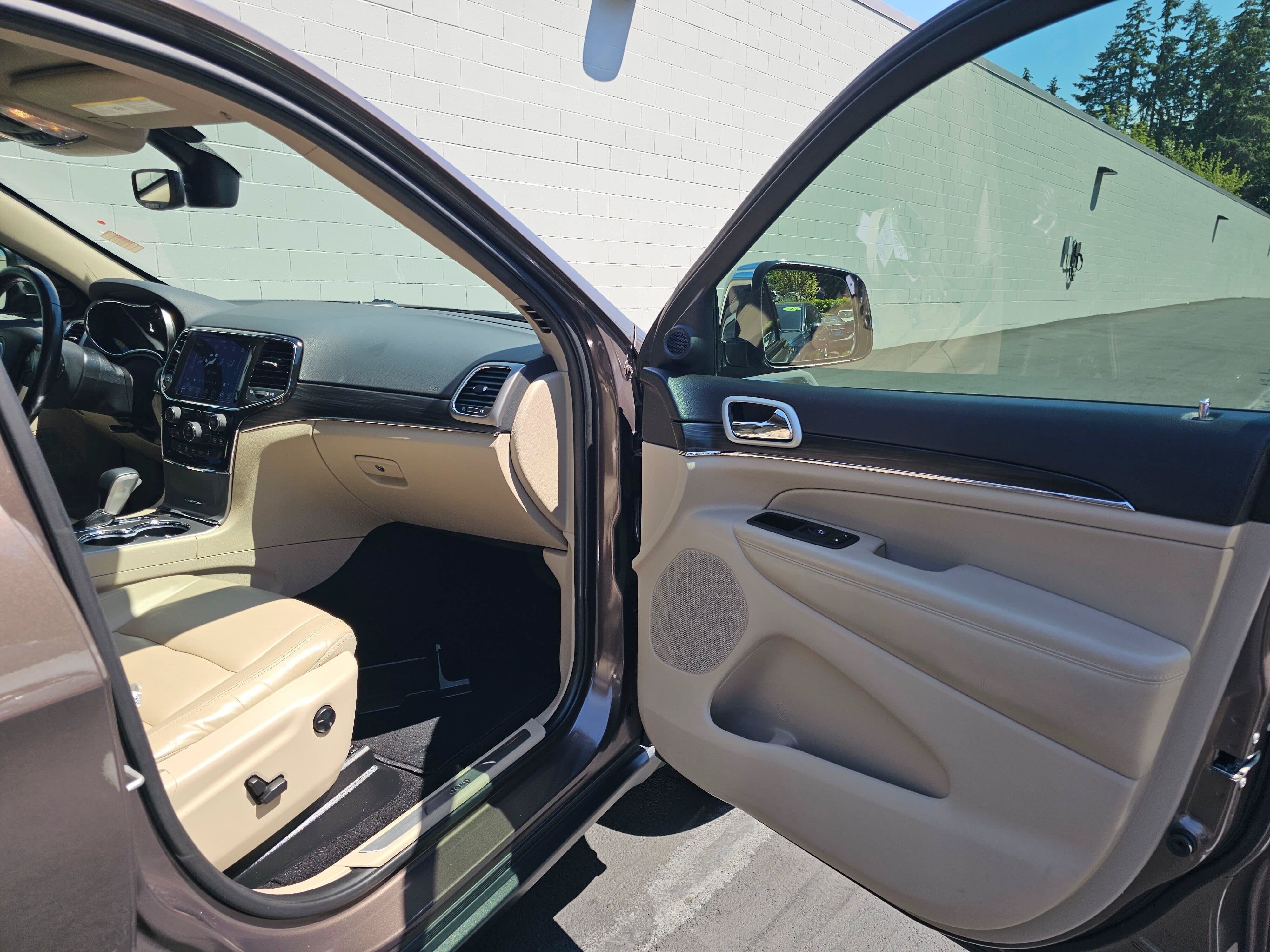 Used 2021 Jeep Grand Cherokee Limited w/ Sun & Sound Group AWD/4WD image 45