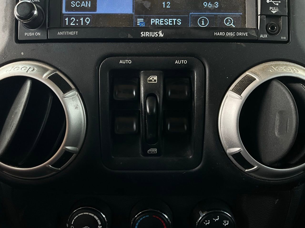 Used 2014 Jeep Wrangler Unlimited Sahara w/ Connectivity Group AWD/4WD image 23