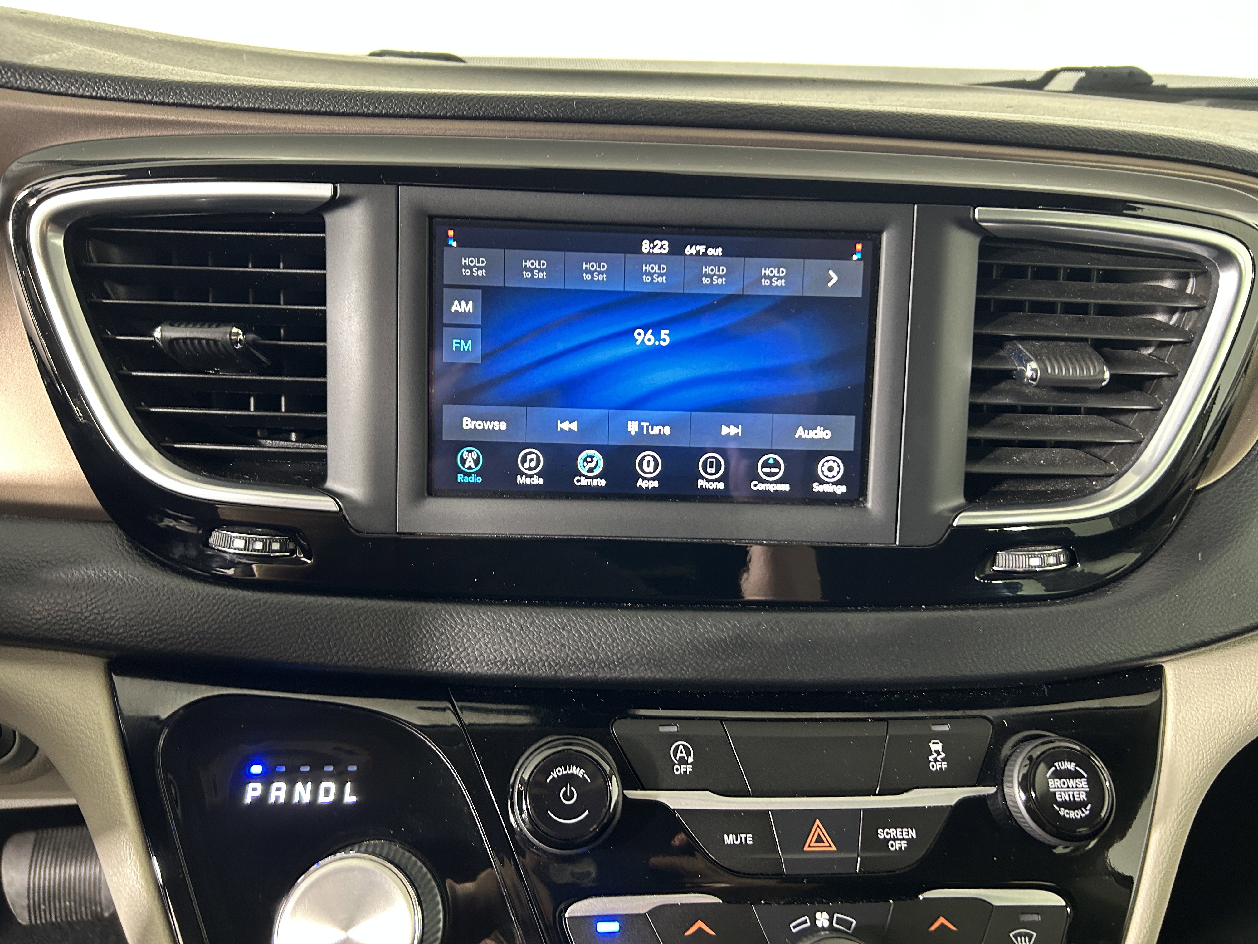 Used 2021 Chrysler Voyager L FWD image 20