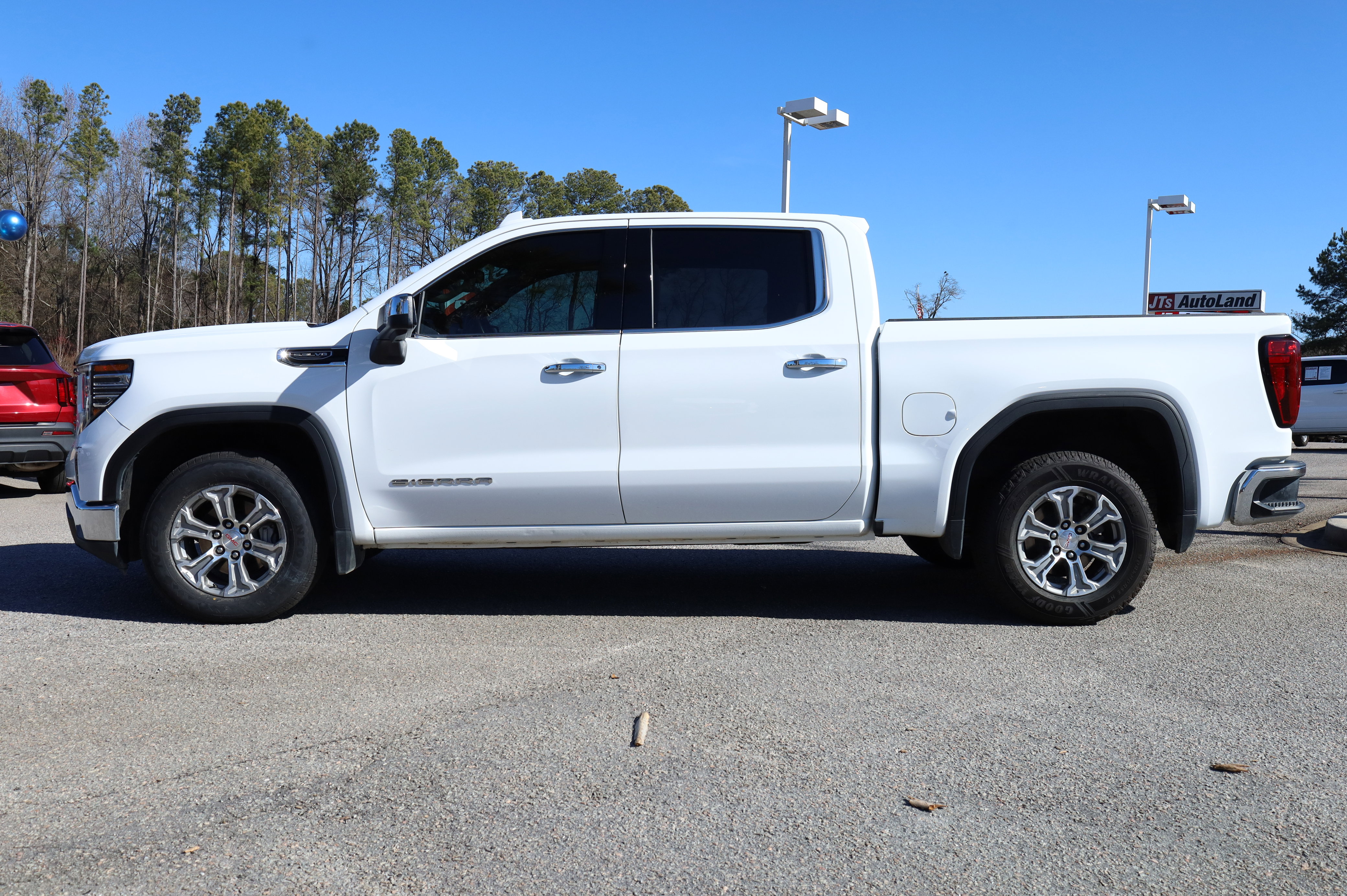 Used 2025 GMC Sierra 1500 SLT image 2