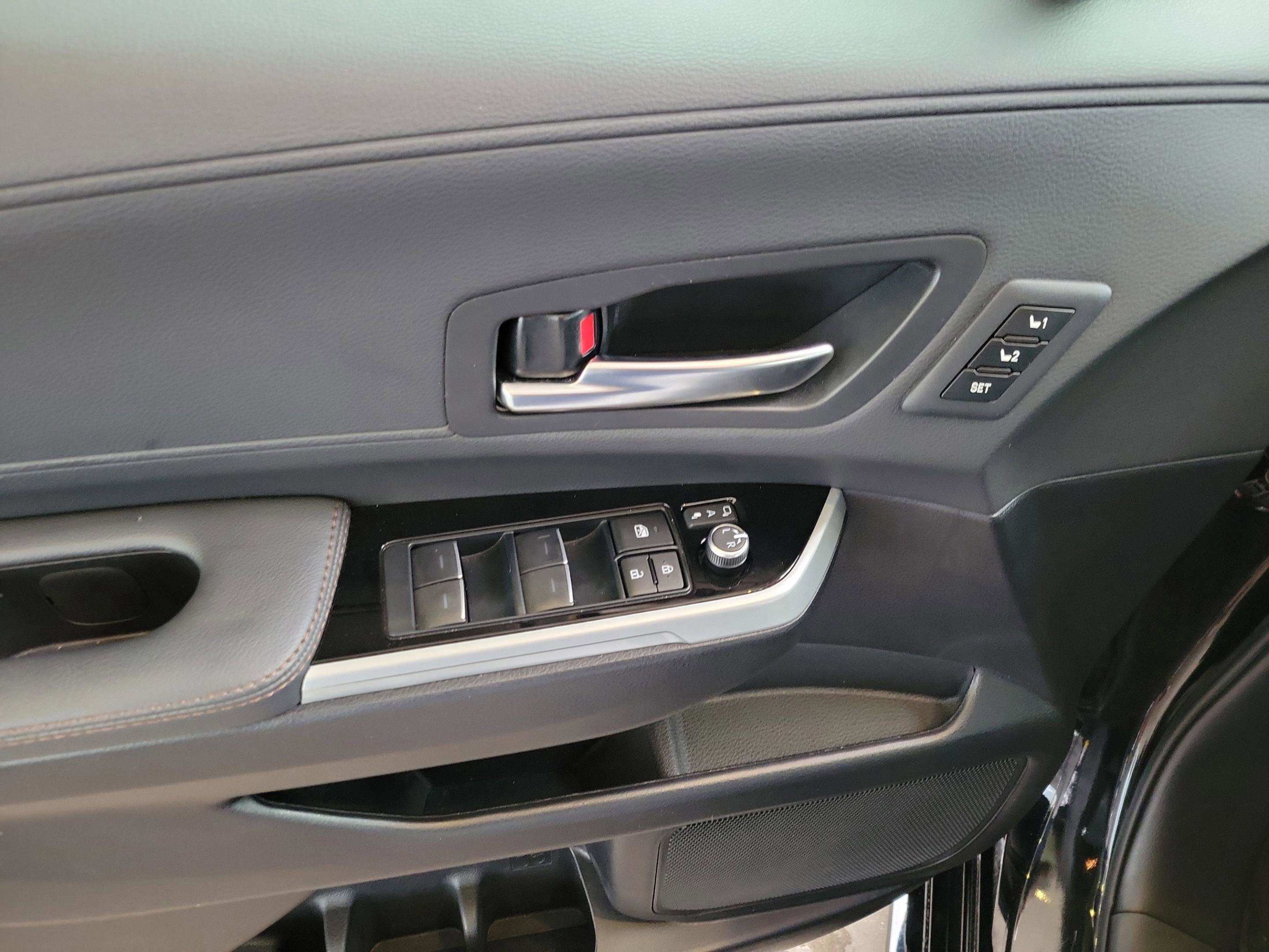 Used 2025 Toyota Sienna Limited image 7