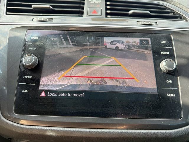 Used 2021 Volkswagen Tiguan SE w/ Panoramic Sunroof Package image 29