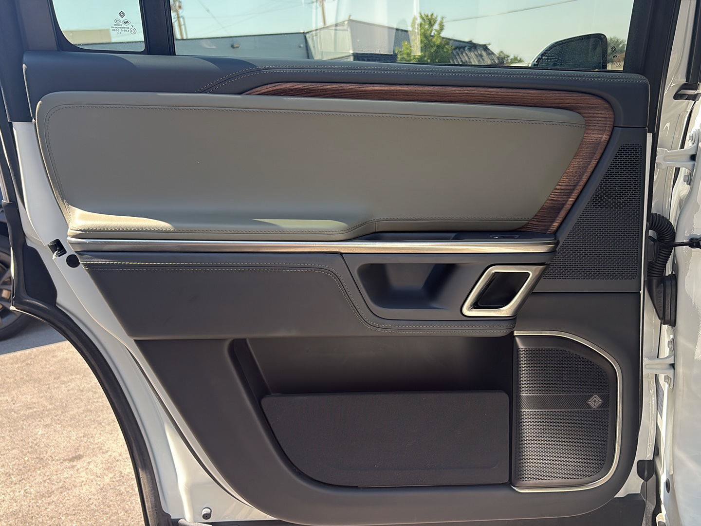 Used 2024 Rivian R1S Adventure AWD/4WD image 17