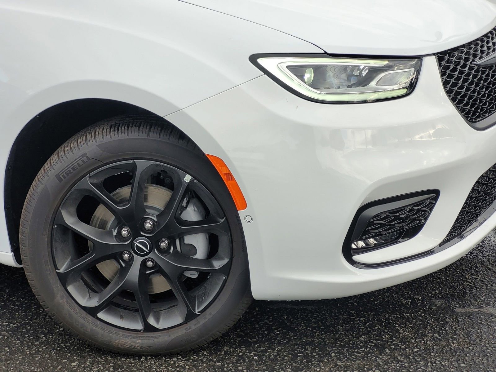 New 2026 Chrysler Pacifica Limited w/ Uconnect Theater Family Group image 9