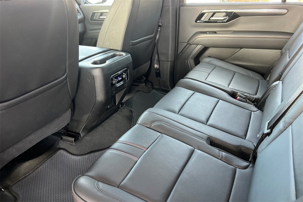 Used 2025 Chevrolet Suburban RST image 5