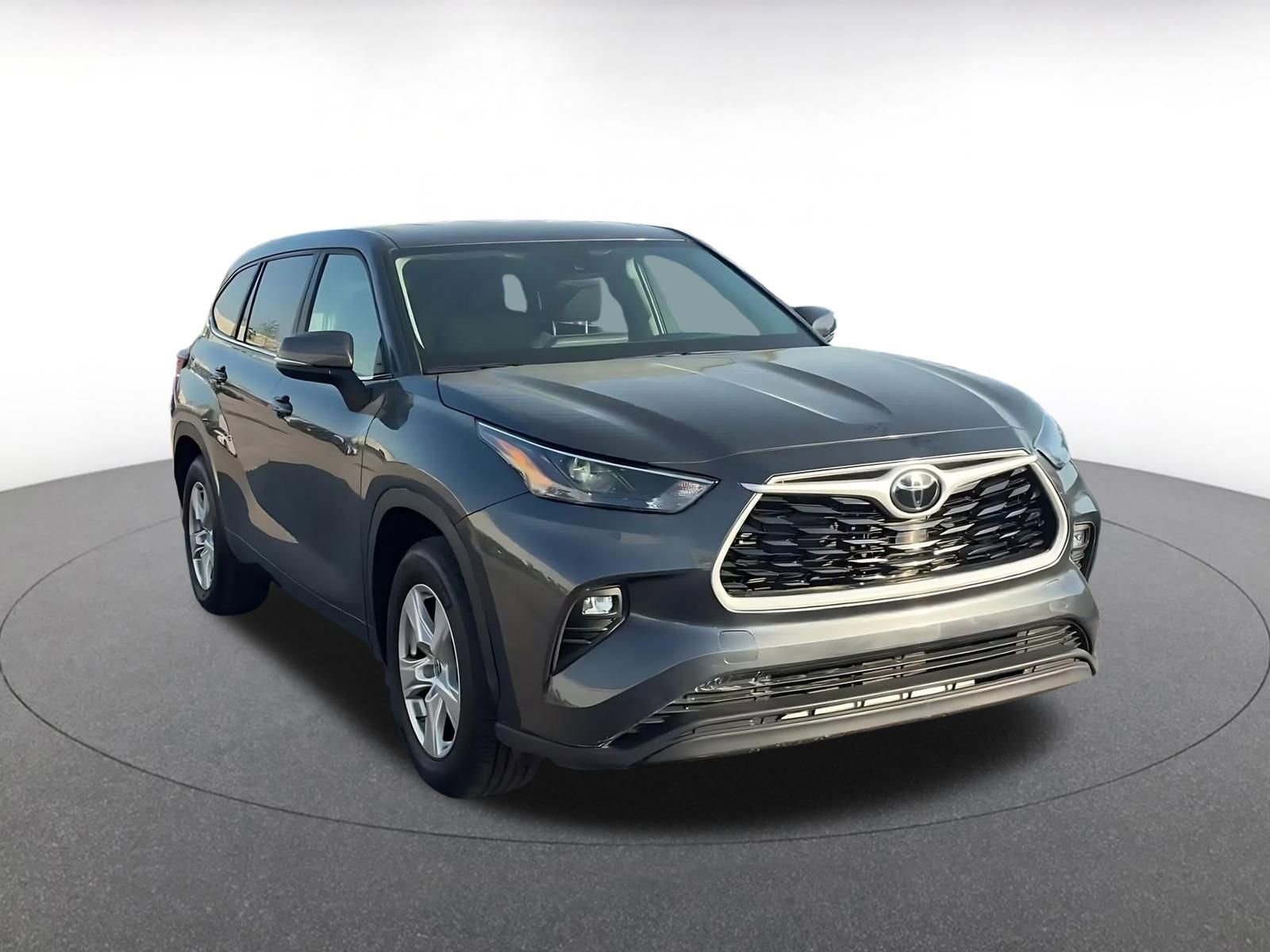 Used 2025 Toyota Highlander LE FWD image 3