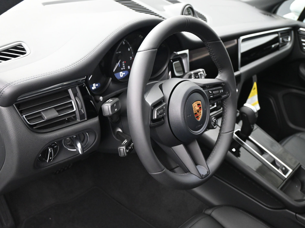Certified 2026 Porsche Macan AWD/4WD image 5
