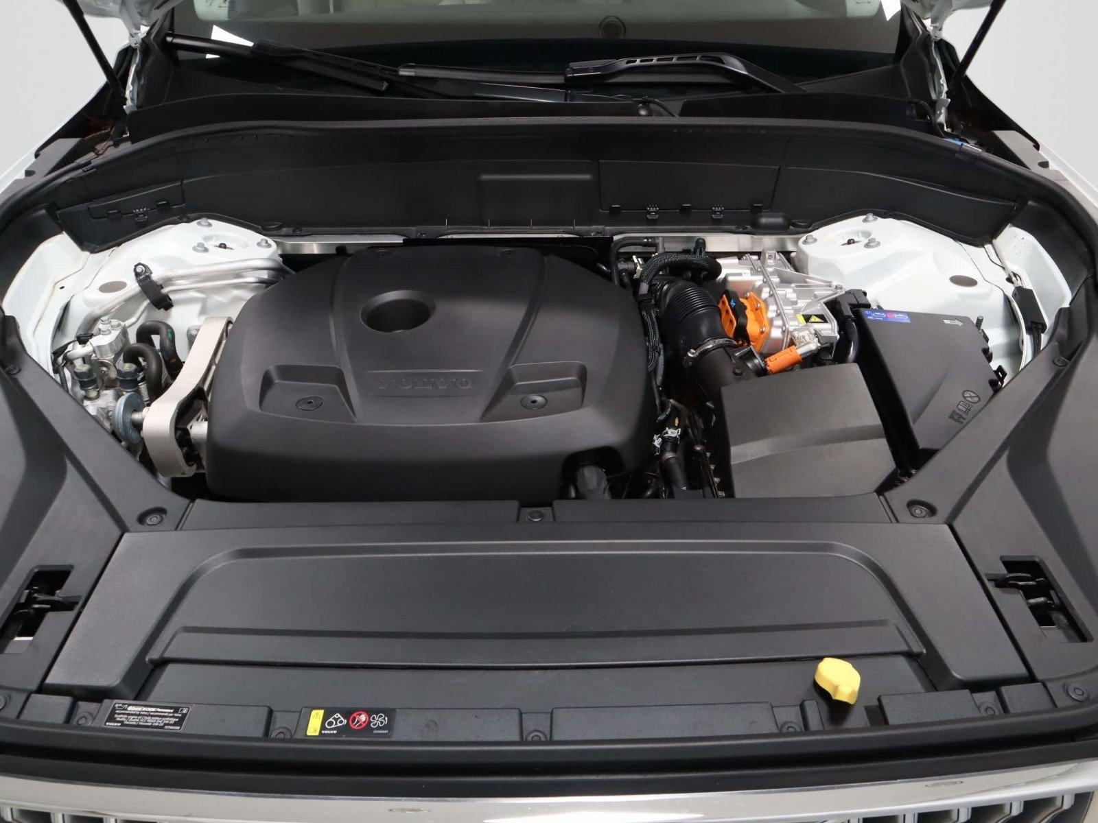 Used 2025 Volvo XC90 T8 Plus w/ Protection Package Premier AWD/4WD image 11