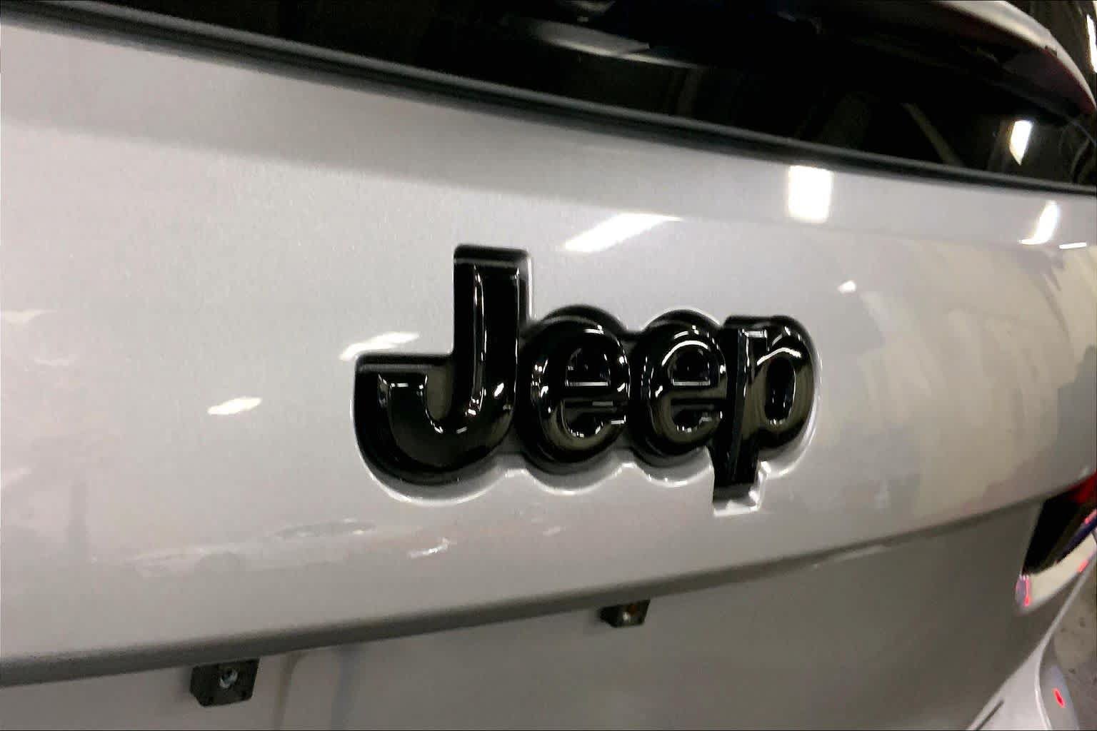 Used 2020 Jeep Grand Cherokee Altitude AWD/4WD image 10