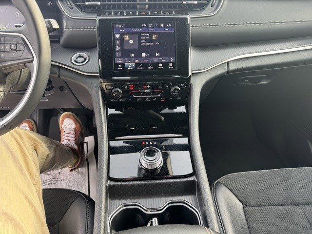 Used 2024 Jeep Grand Cherokee L Laredo image 16