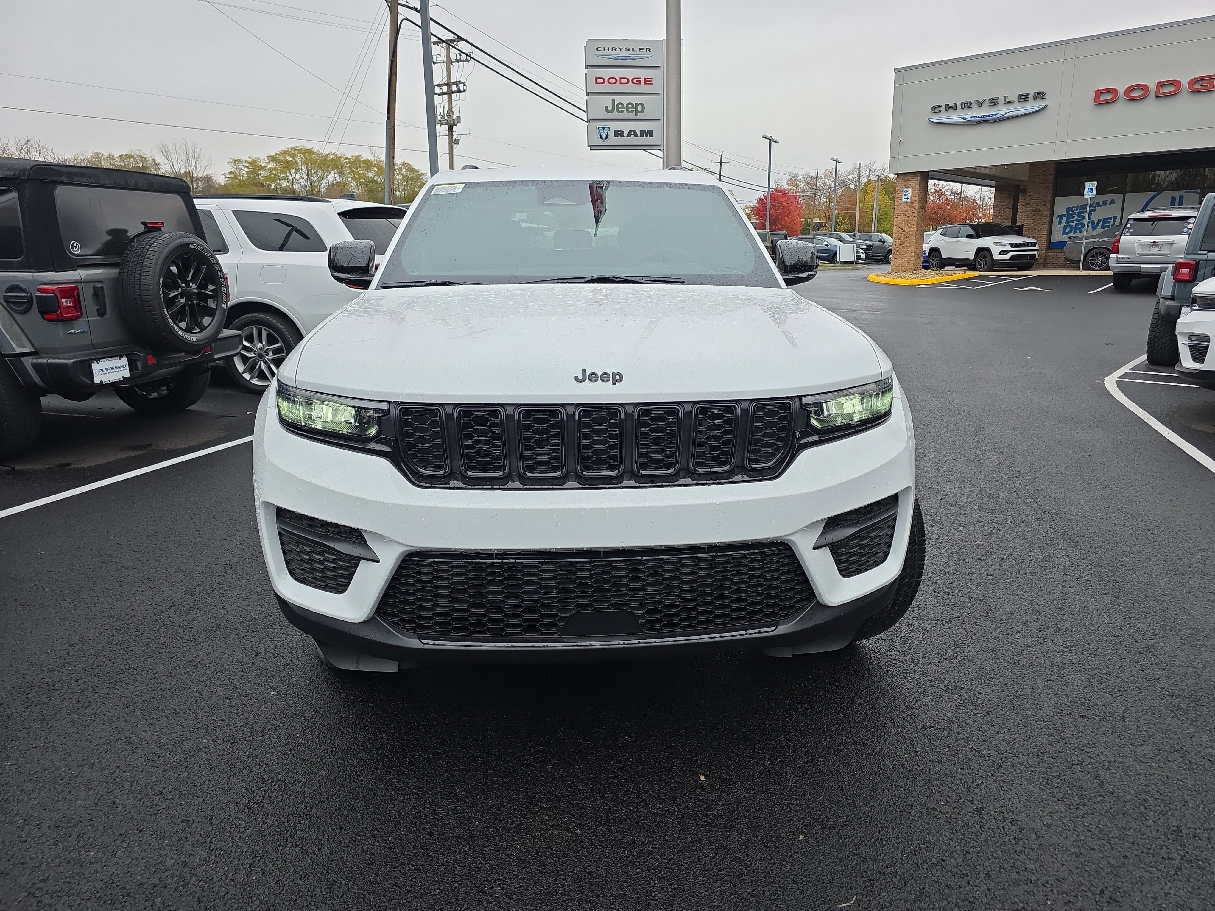 New 2025 Jeep Grand Cherokee Altitude image 18