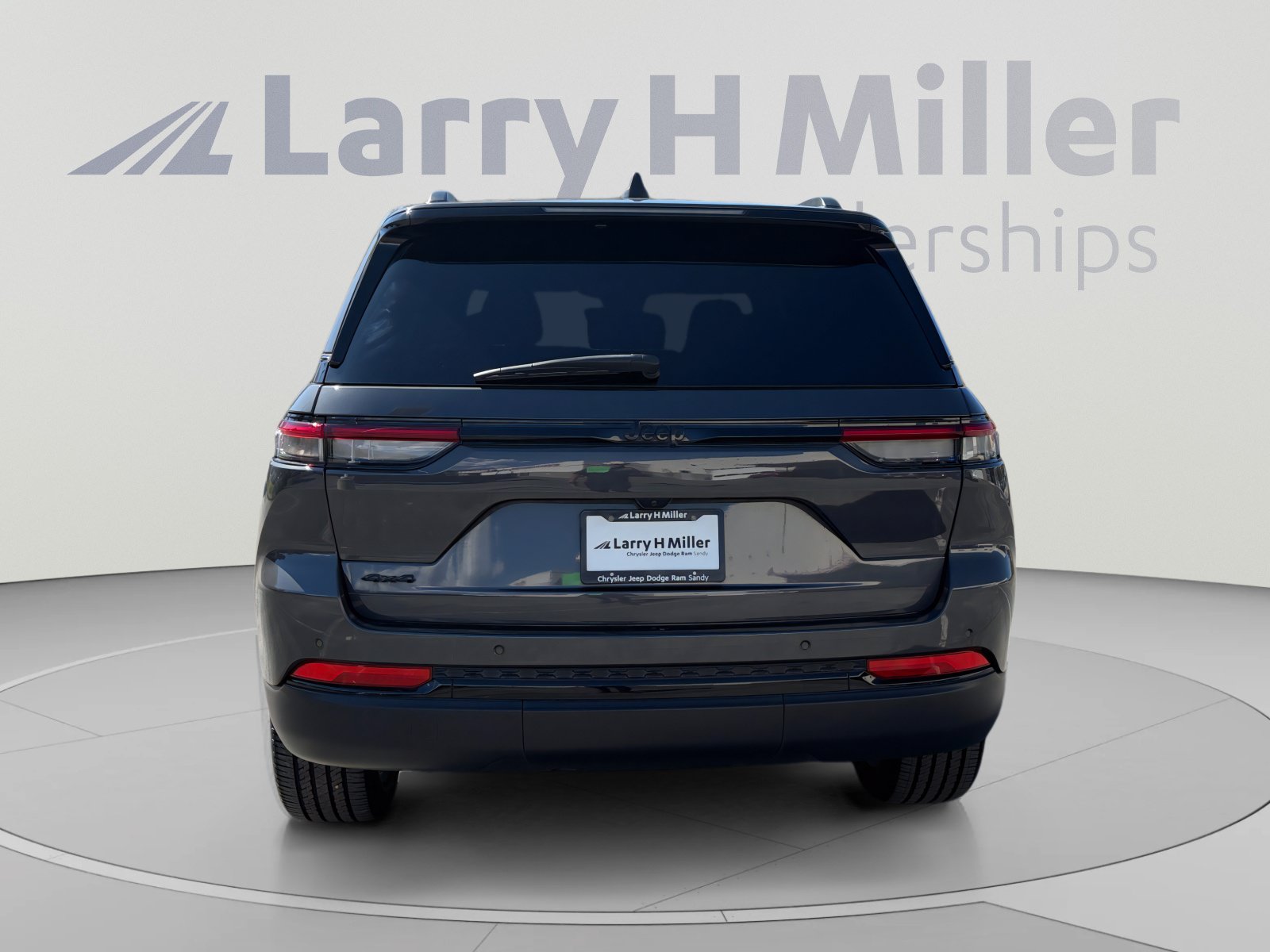 Used 2025 Jeep Grand Cherokee Altitude AWD/4WD image 4