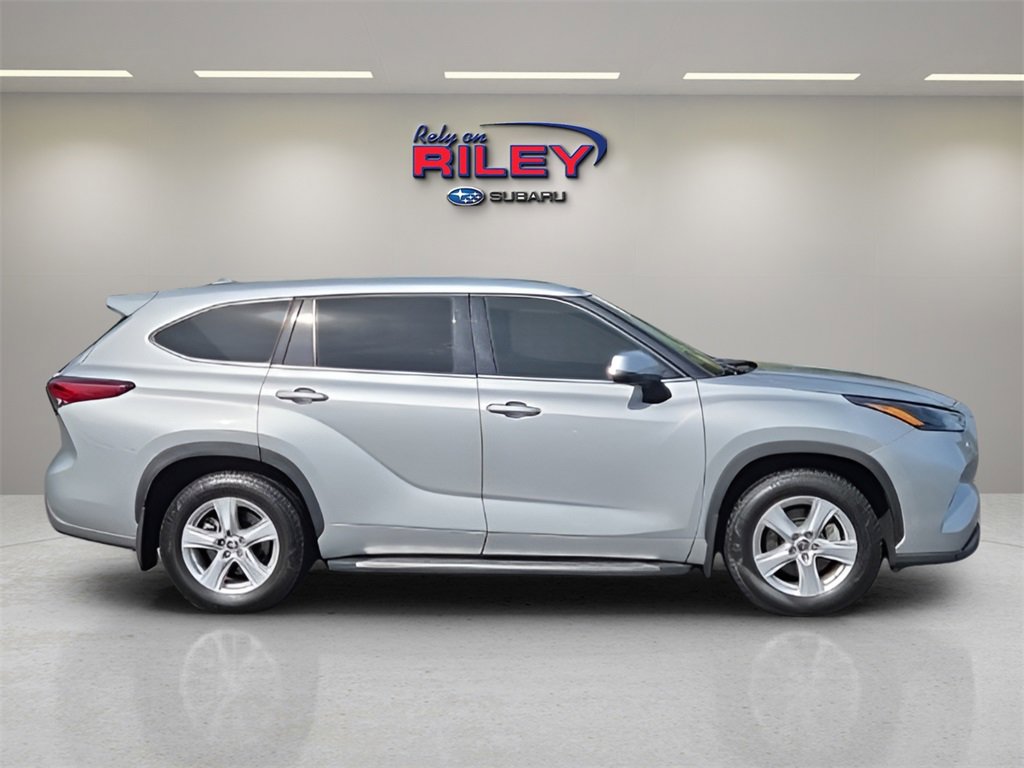 Used 2022 Toyota Highlander LE image 6