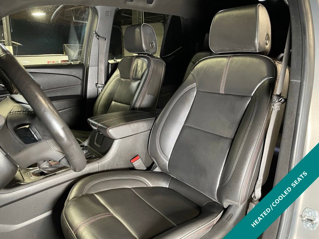 Used 2023 Chevrolet Traverse RS image 3