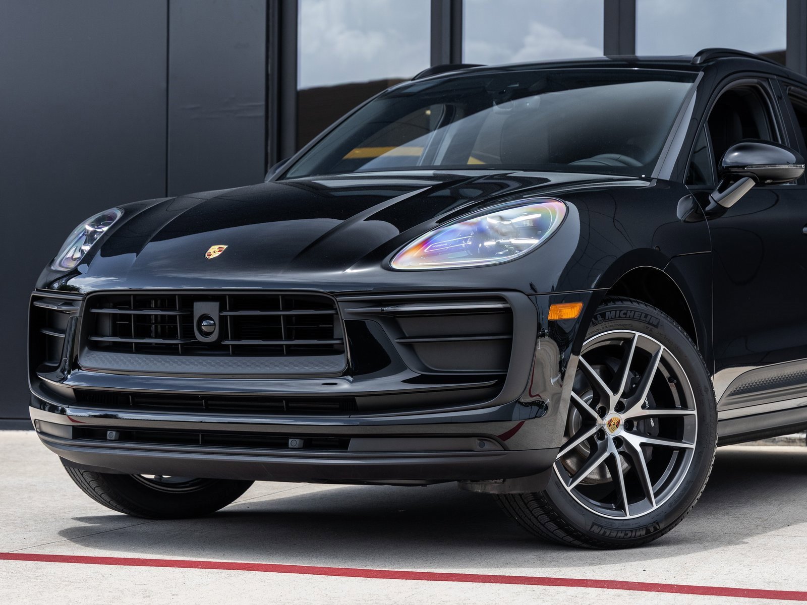 Used 2025 Porsche Macan image 11
