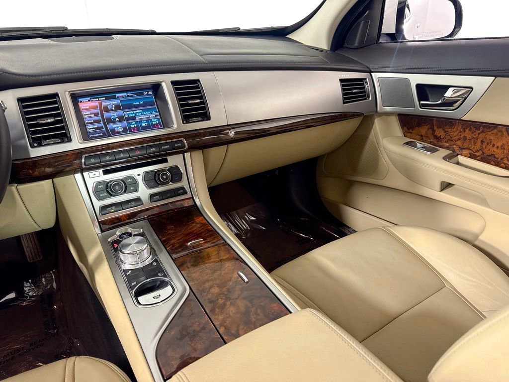 Used 2012 Jaguar XF image 27
