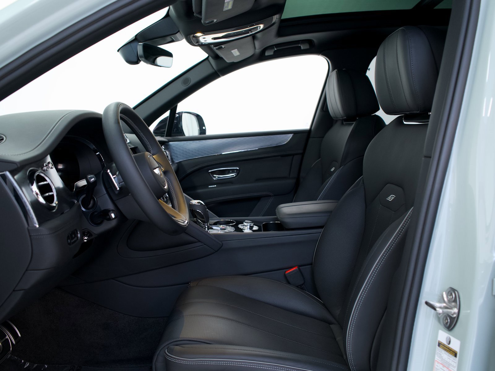 Used 2025 Bentley Bentayga image 15