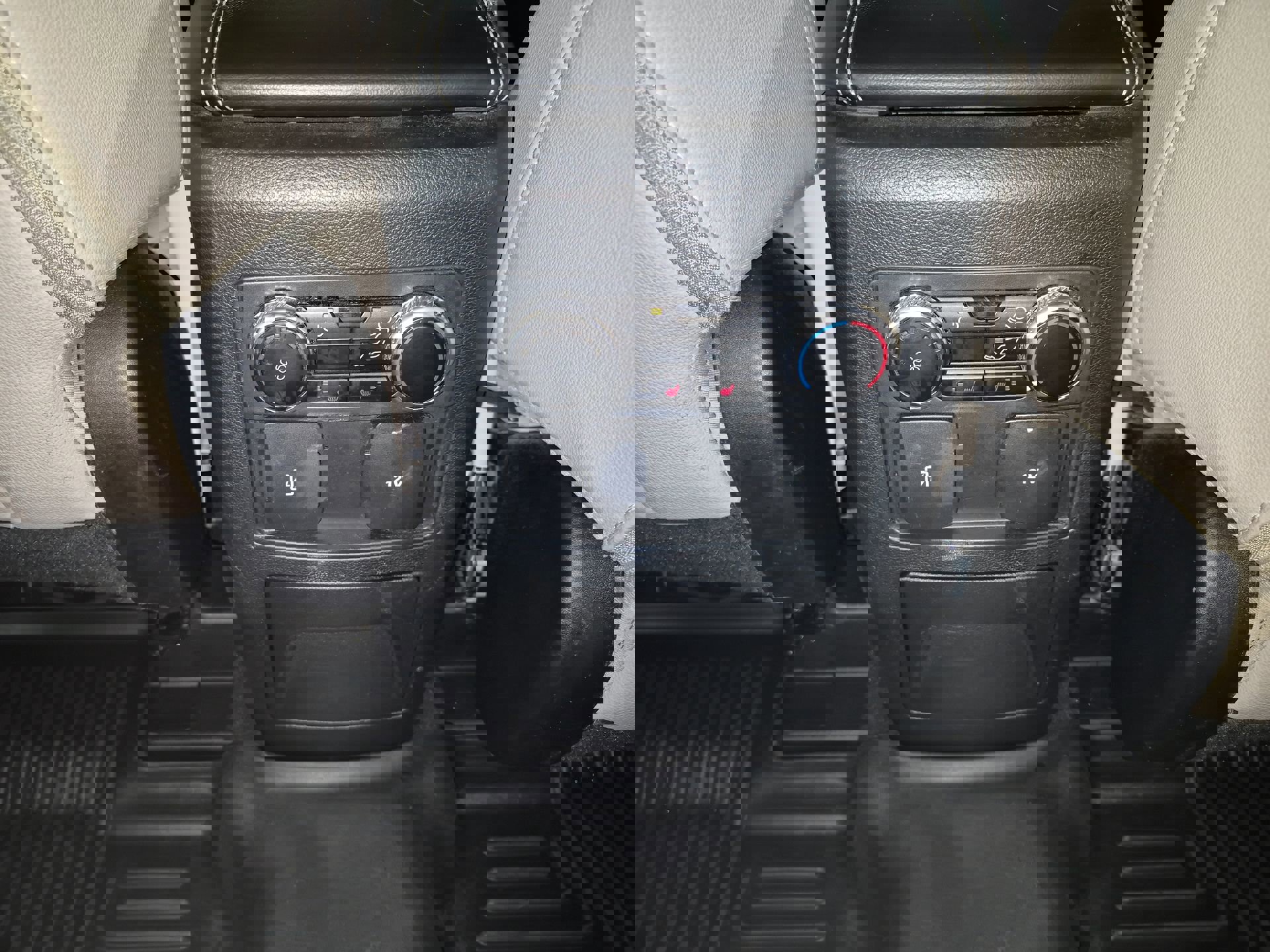 Used 2023 Ford Explorer Limited image 22