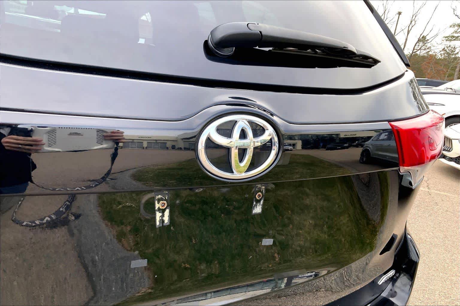 Used 2018 Toyota Highlander LE AWD/4WD image 30