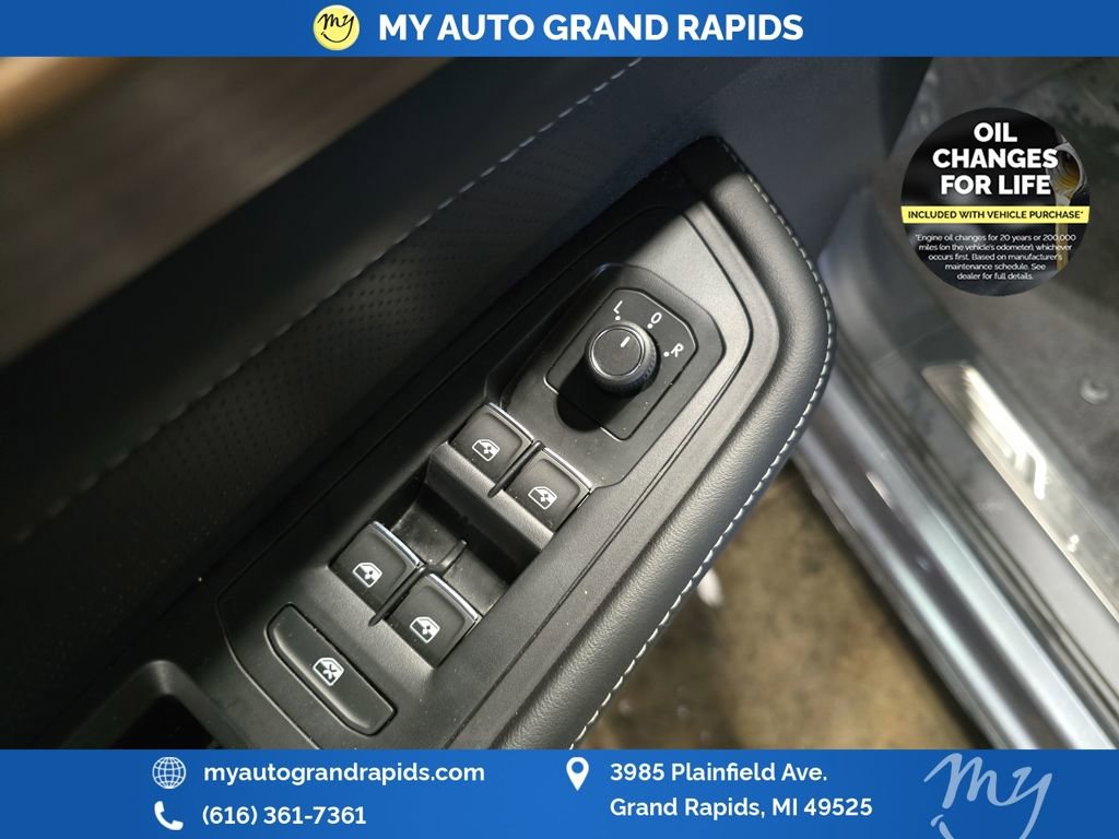 Used 2025 Volkswagen Atlas SE image 11