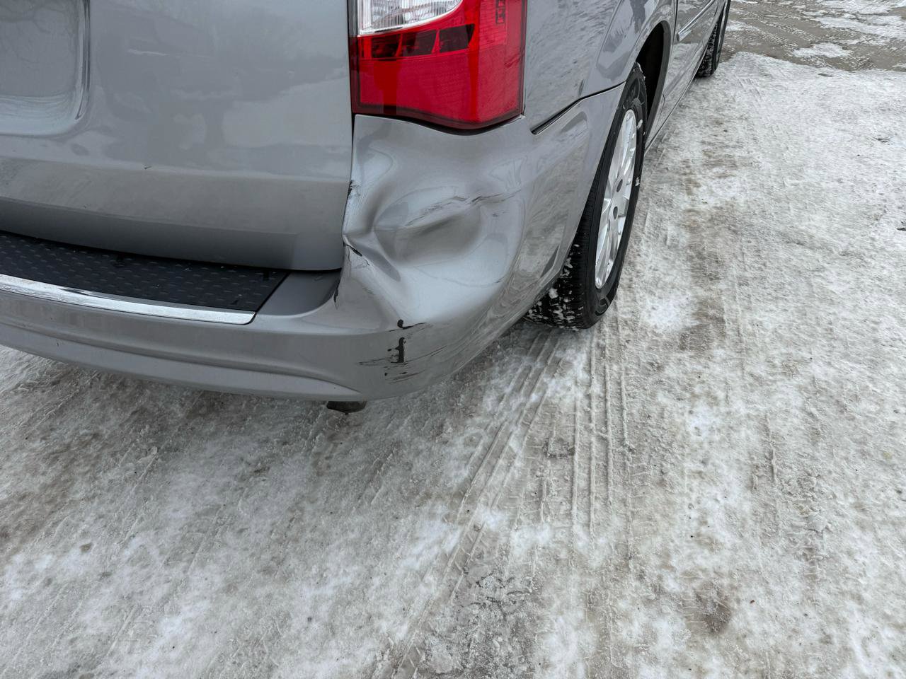 Used 2015 Chrysler Town & Country Touring w/ Driver Convenience Group image 36